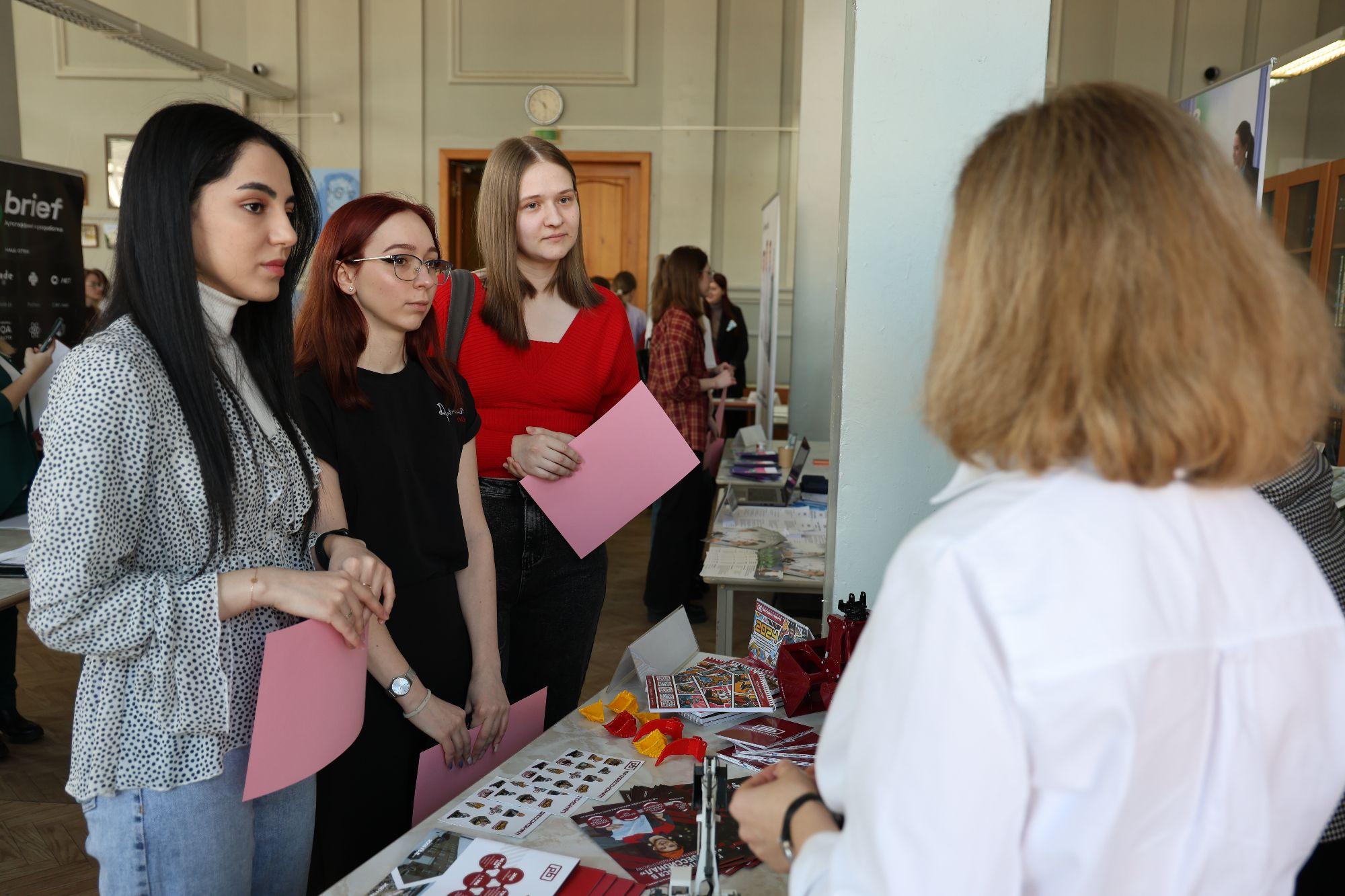 Студенты на практике на заводе Профессионал