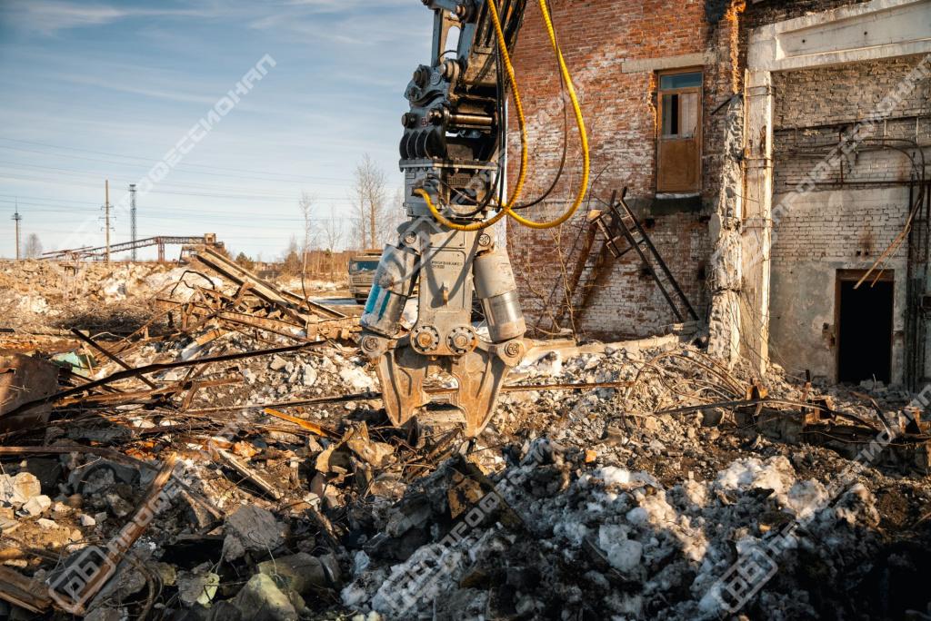 v-demontazhe-avariynykh-zdaniy-uchastvuet-krasher-profbreaker-ss204.jpg