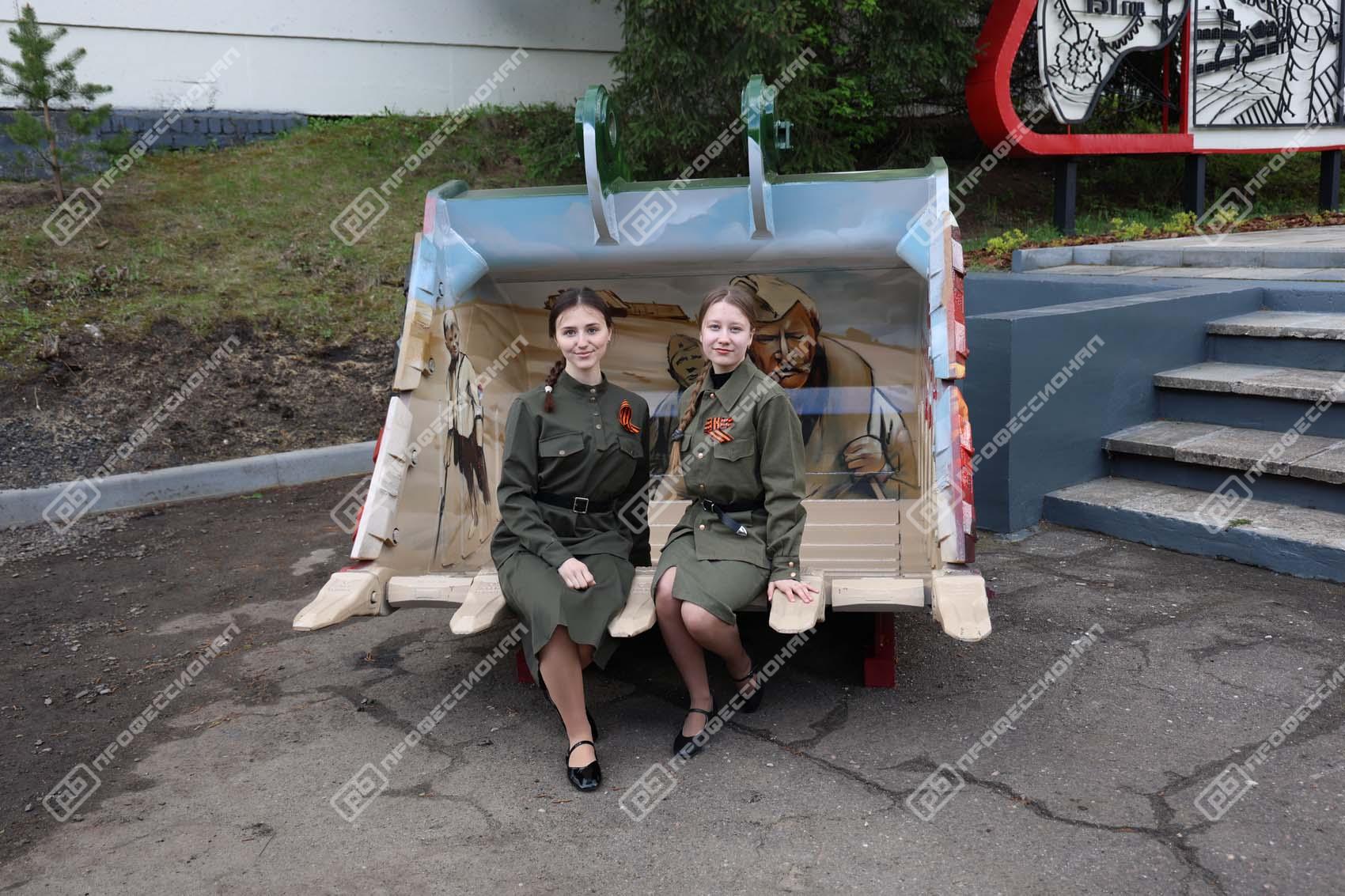 vdokhnovlennye-pobedoy-k-9-maya-zavod-professional-vypustil-i-raspisal-kovshi-dlya-ekskavatorov-i-bu