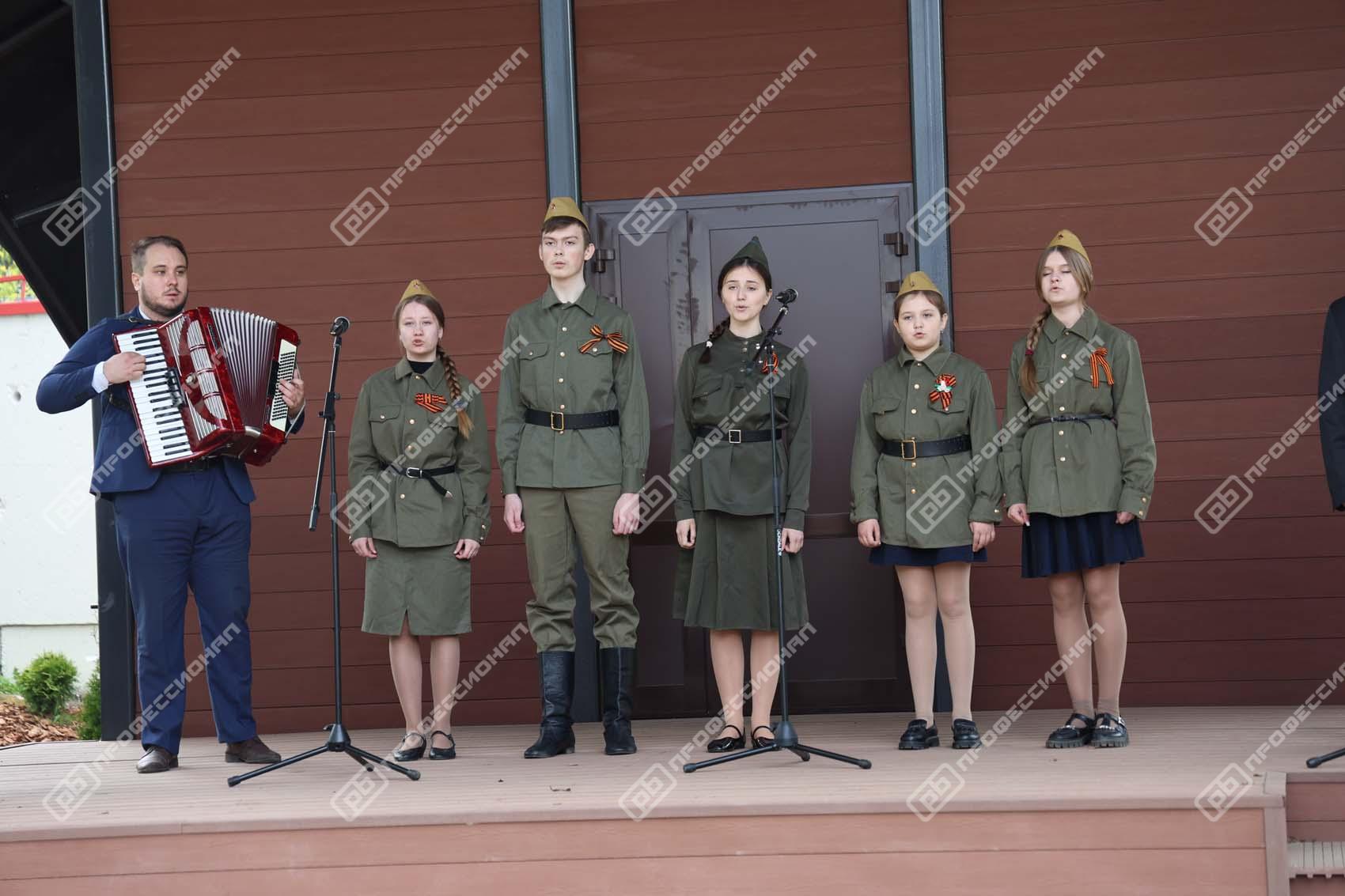 vdokhnovlennye-pobedoy-k-9-maya-zavod-professional-vypustil-i-raspisal-kovshi-dlya-ekskavatorov-i-bu