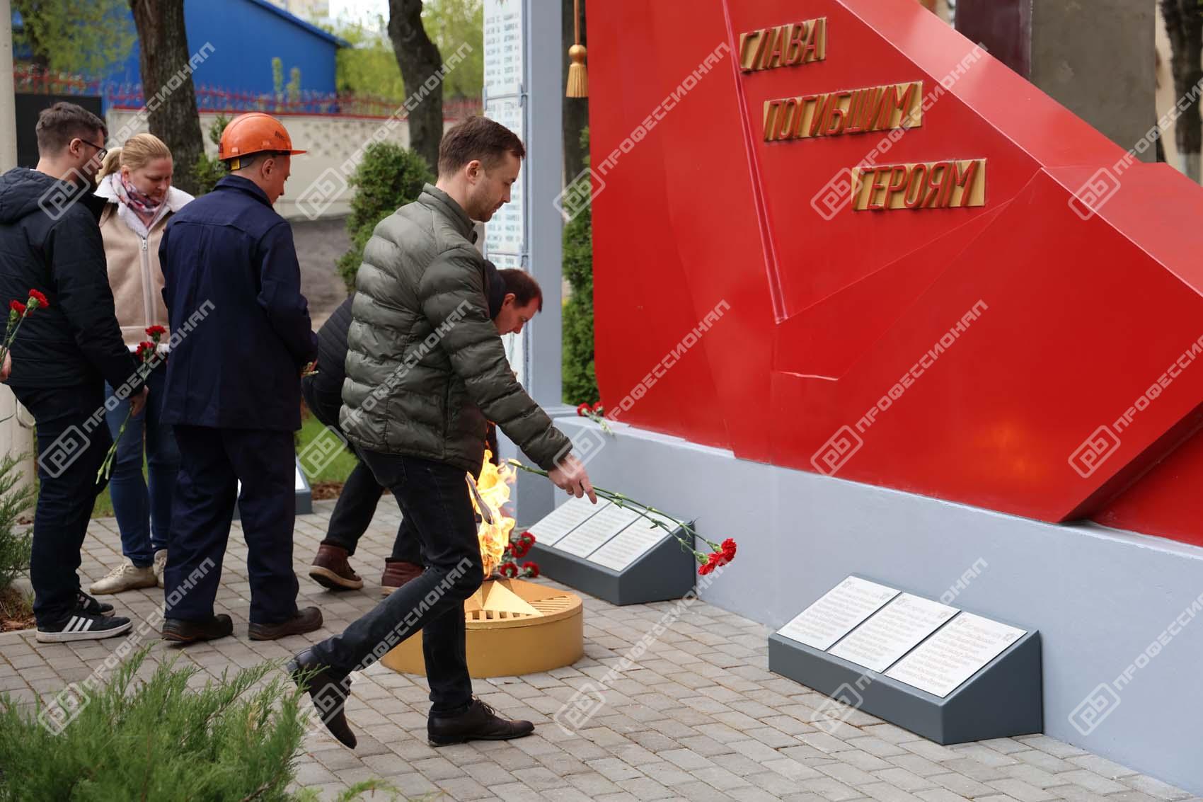 vdokhnovlennye-pobedoy-k-9-maya-zavod-professional-vypustil-i-raspisal-kovshi-dlya-ekskavatorov-i-bu