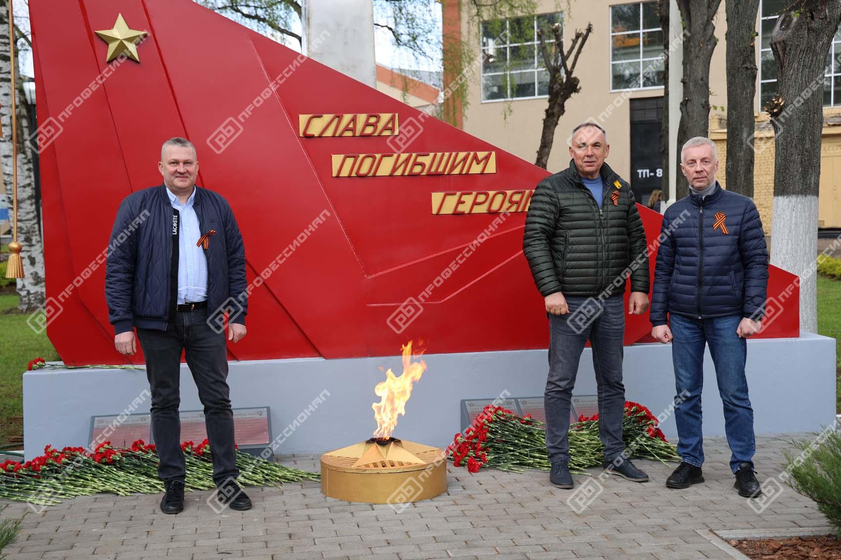 vdokhnovlennye-pobedoy-k-9-maya-zavod-professional-vypustil-i-raspisal-kovshi-dlya-ekskavatorov-i-bu