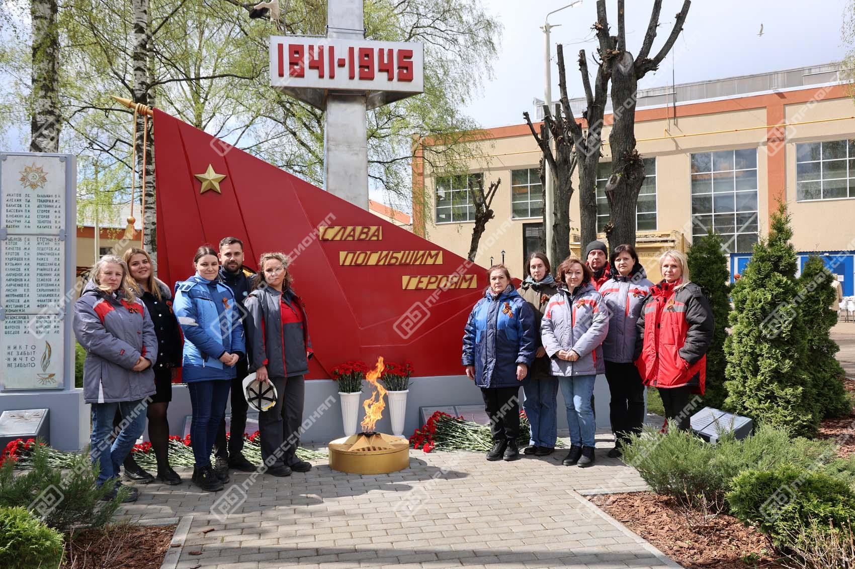 vdokhnovlennye-pobedoy-k-9-maya-zavod-professional-vypustil-i-raspisal-kovshi-dlya-ekskavatorov-i-bu