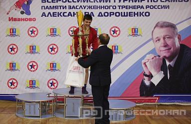 «Профессионал» вручил подарок самому сильному человеку