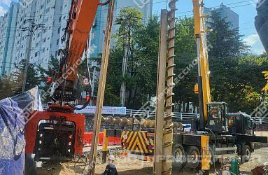 Мировая премьера от Daedong: вибропогружатель с боковым захватом